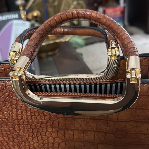 Brown faux crocodile leather purse with handles adjustable strap. - Picture 3 of 10